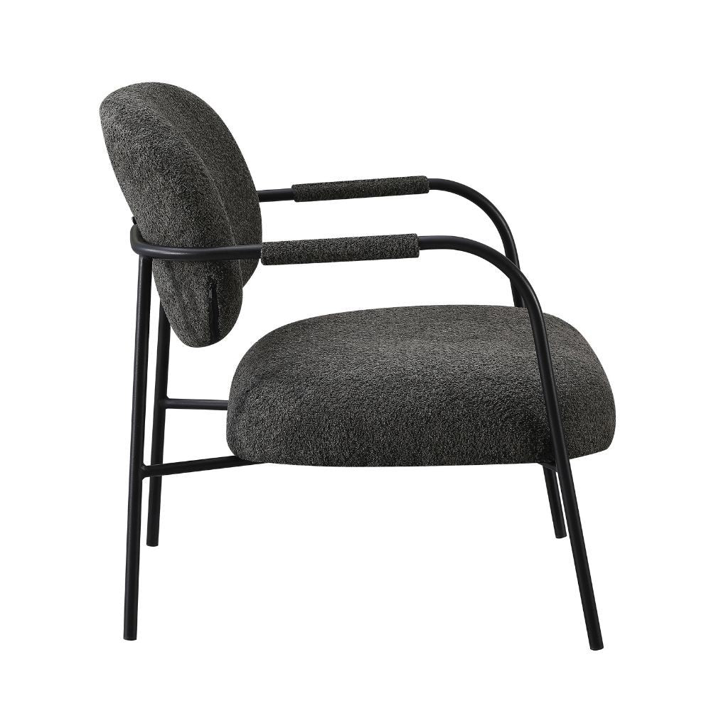 Poltrona Nat con struttura in metallo nero e seduta in tessuto teddy grigio scuro