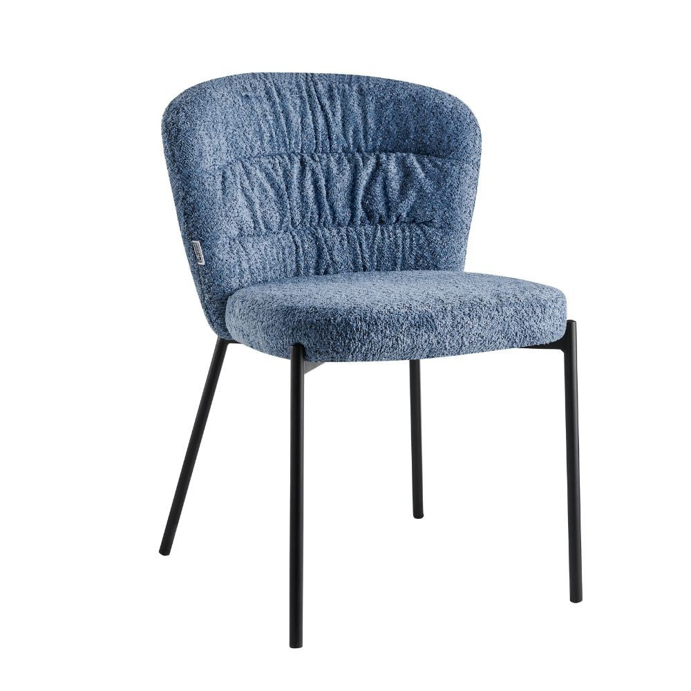 Sedia imbottita Cami in tessuto teddy azzurro polvere