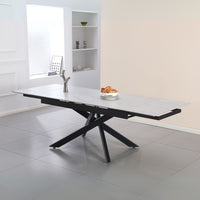 Tavolo allungabile Trivia con piano larice beige e gambe in metallo nero