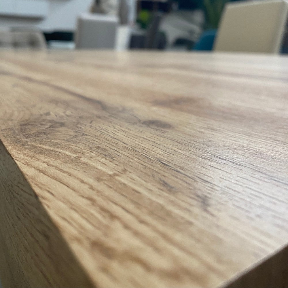 Tavolo Belinda allungabile piano colore rovere e struttura colore nero