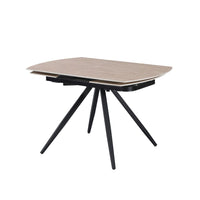 Tavolo girevole allungabile Kitti con piano in ceramica effetto marmo travertino e gambe in metallo nero
