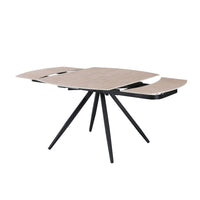 Tavolo girevole allungabile Kitti con piano in ceramica effetto marmo travertino e gambe in metallo nero